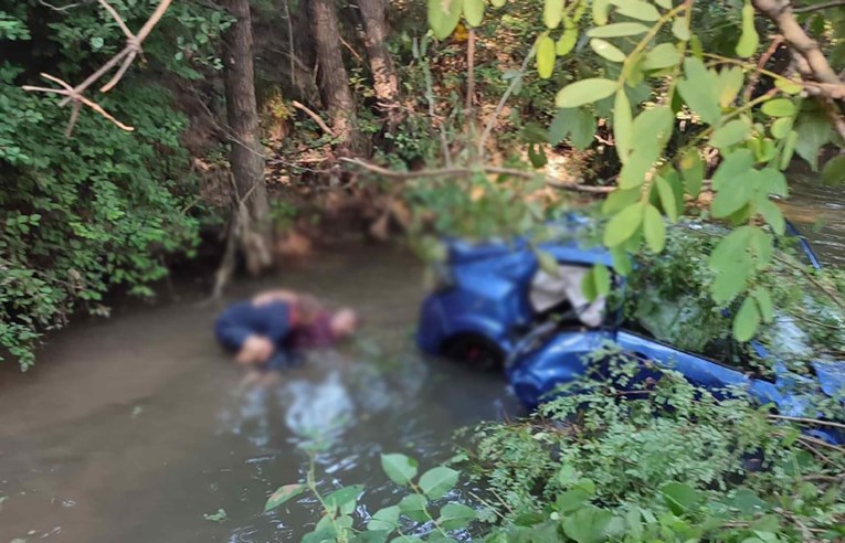 FOTO Sletio autom u rijeku, ostavio ozlijeđene i pobjegao. Policija objavila detalje