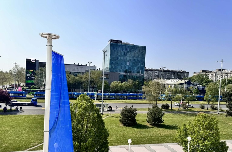 Stoje tramvaji kod Avenue Malla