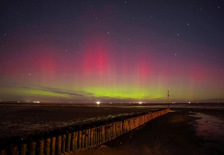 Polarna svjetlost obasjala nebo iznad plaže u Njemačkoj, prizor je fascinantan