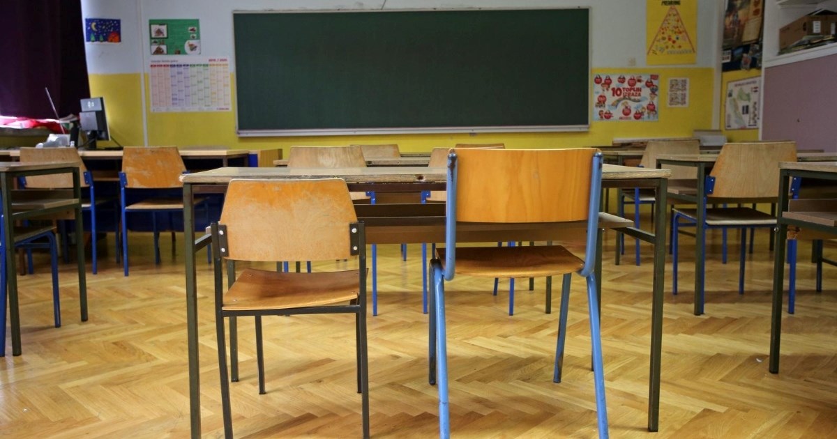 Djeca sjede na neudobnim drvenim stolicama satima. Struka: Vrijeme je za promjene