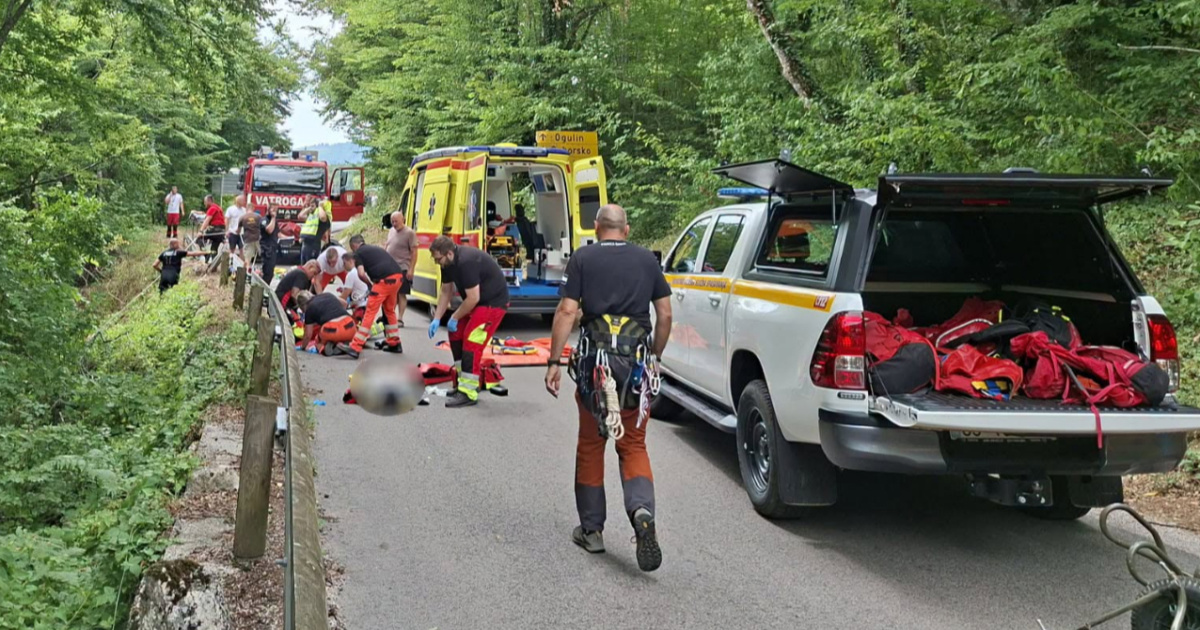 Nesreća kod Plitvica. Kombi visio nad provalijom, helikopter prevezao djecu u bolnicu