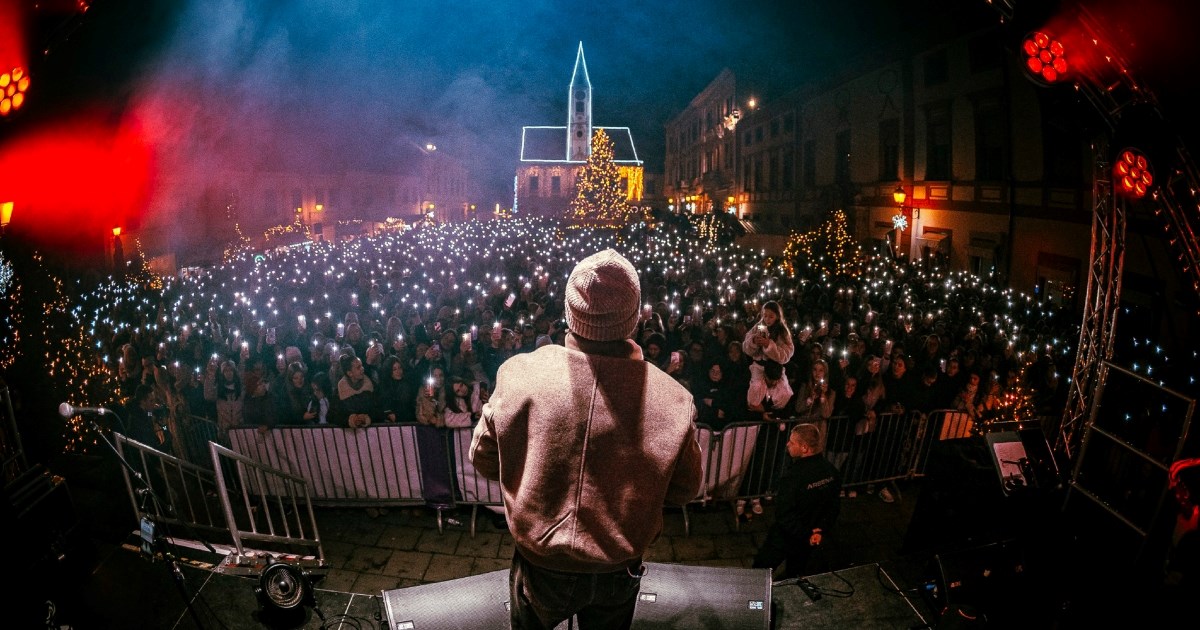 Svi ovi ljudi došli su slušati dečka koji ima tek jednu svoju pjesmu