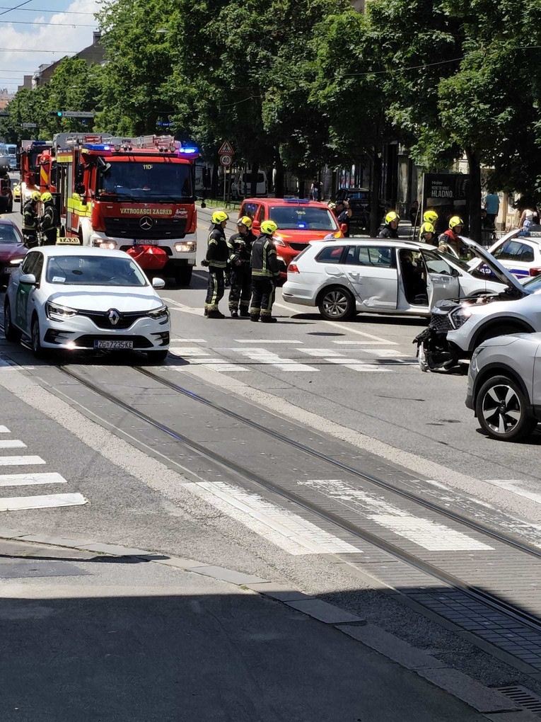 FOTO U Vlaškoj se sudarili taksi i auto u kojem su bili majka i dijete