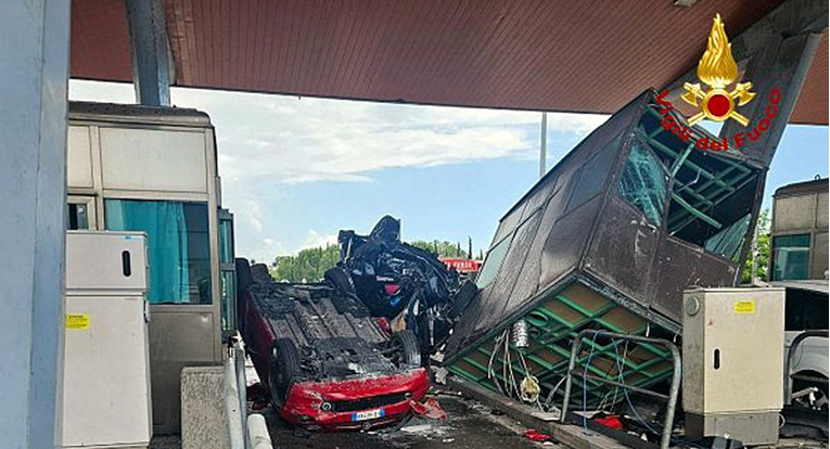 Njemački par se autom zaletio u naplatnu kućicu u Italiji. Troje poginulih