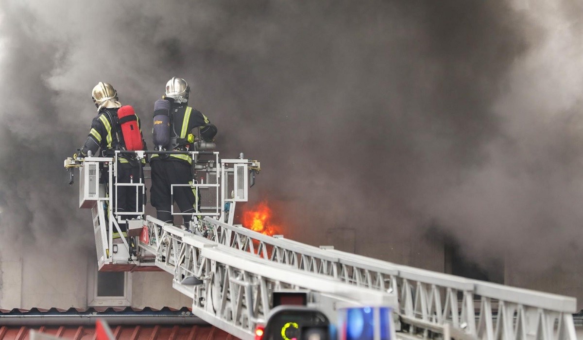 VIDEO Veliki požar u Sesvetama, gorjela industrijska hala s plastikom i papirom