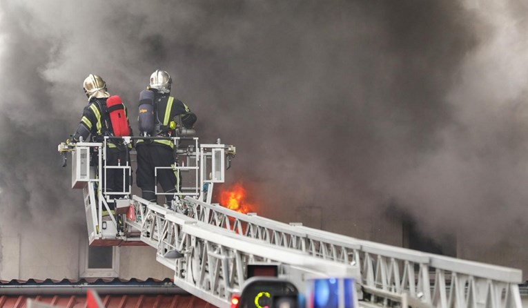 VIDEO Veliki požar u Sesvetama, gorjela industrijska hala s plastikom i papirom