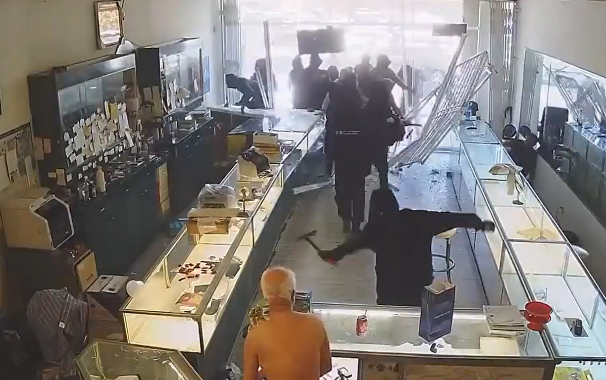 VIDEO Desetak maskiranih pljačkaša upalo u zlatarnicu u Kaliforniji