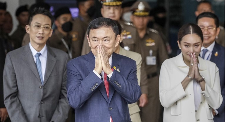 Odbjegli bivši premijer se nakon osam godina vratio u Tajland. Odveden je u zatvor