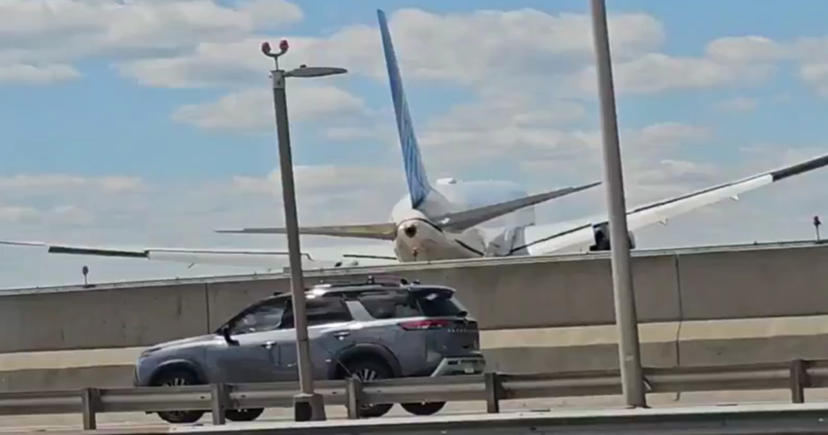 VIDEO Boeing pri slijetanju u SAD-u udario u rasvjetni stup i kamion