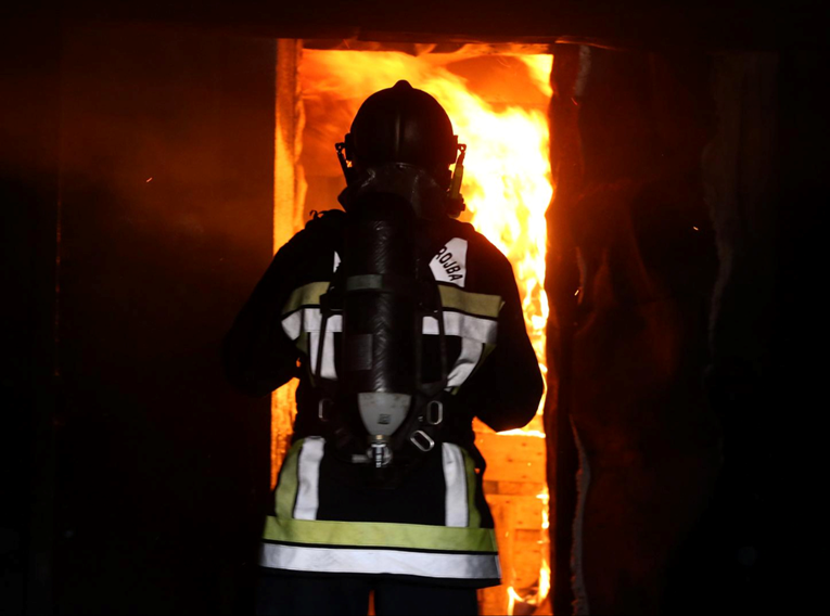 Muškarac ulijevao zapaljivu tekućinu u peć pa se zapalio. Teško je ozlijeđen