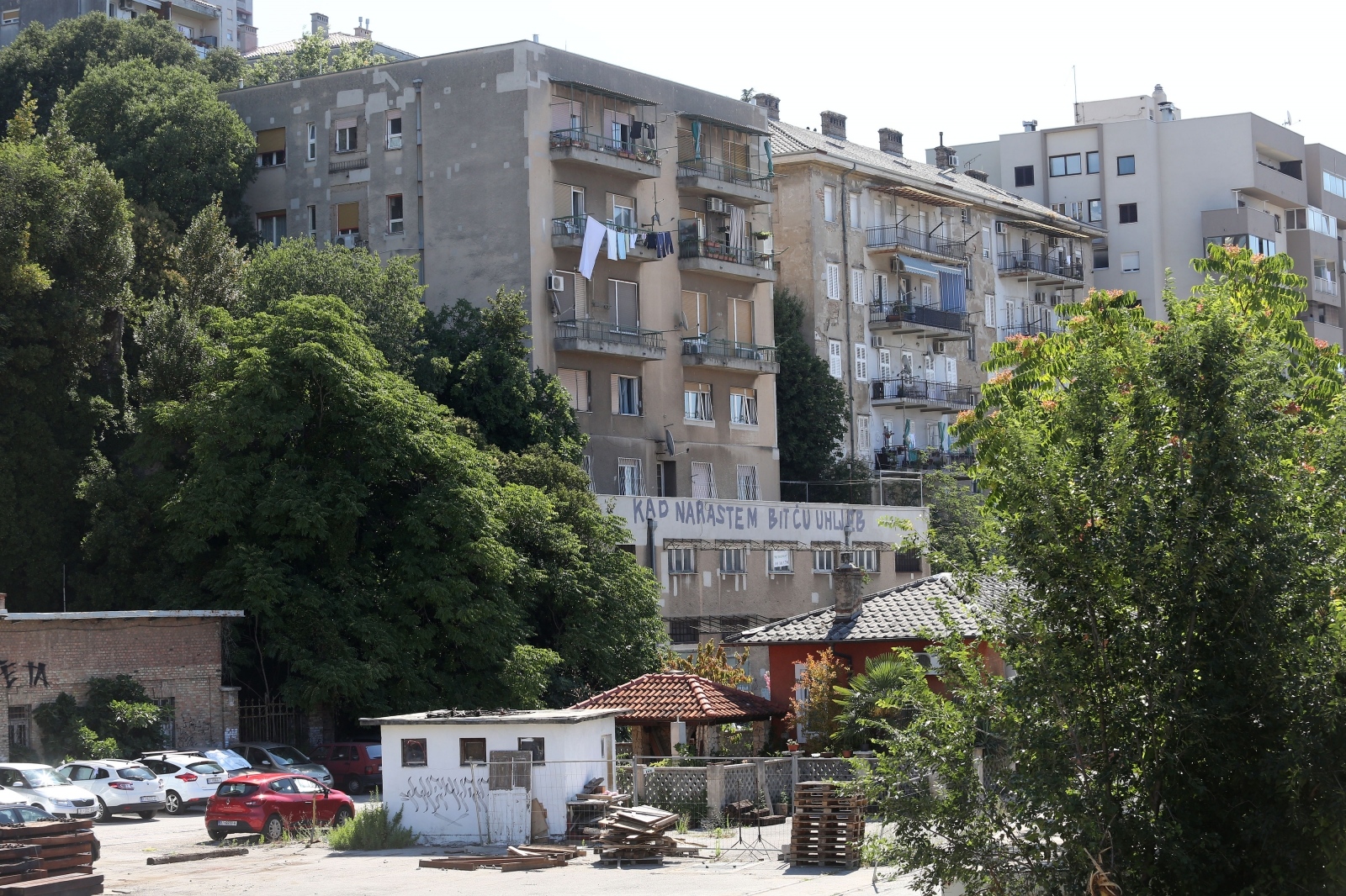 Budući uhljeb? Teško je ne uočiti nesvakidašnji grafit na stambenoj zgradi u Rijeci