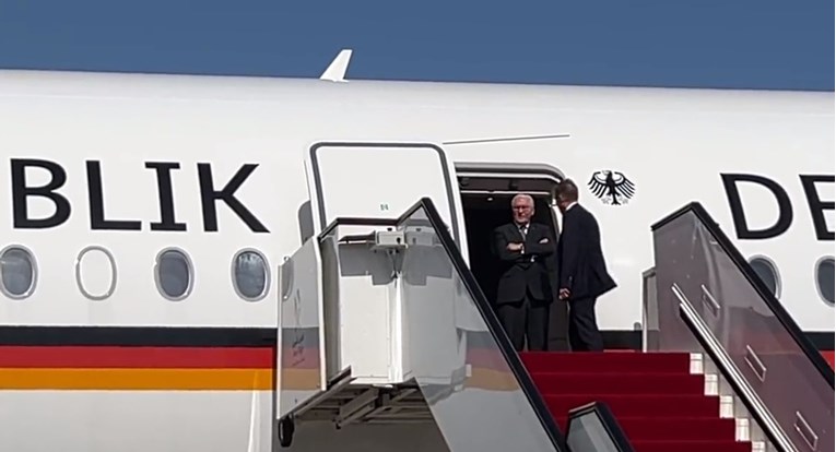 Njemački predsjednik u Dohi skoro pola sata na vratima aviona čekao da ga netko primi