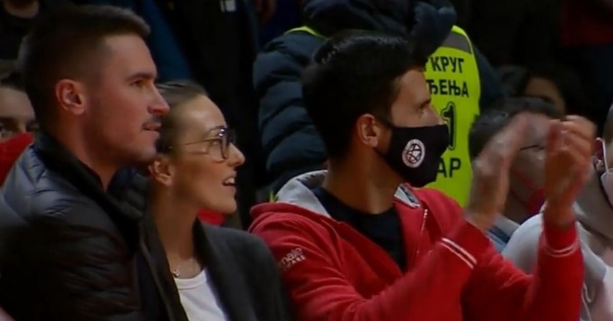 VIDEO Đoković u Beogradu navija za Zvezdu. Jedini u društvu ispravno nosi masku