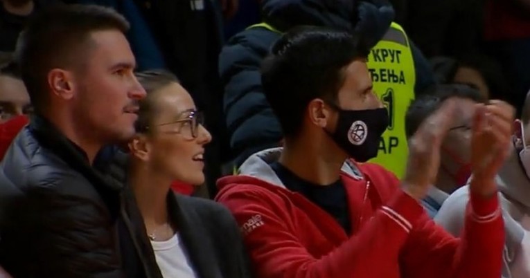 VIDEO Đoković u Beogradu navija za Zvezdu. Jedini u društvu ispravno nosi masku