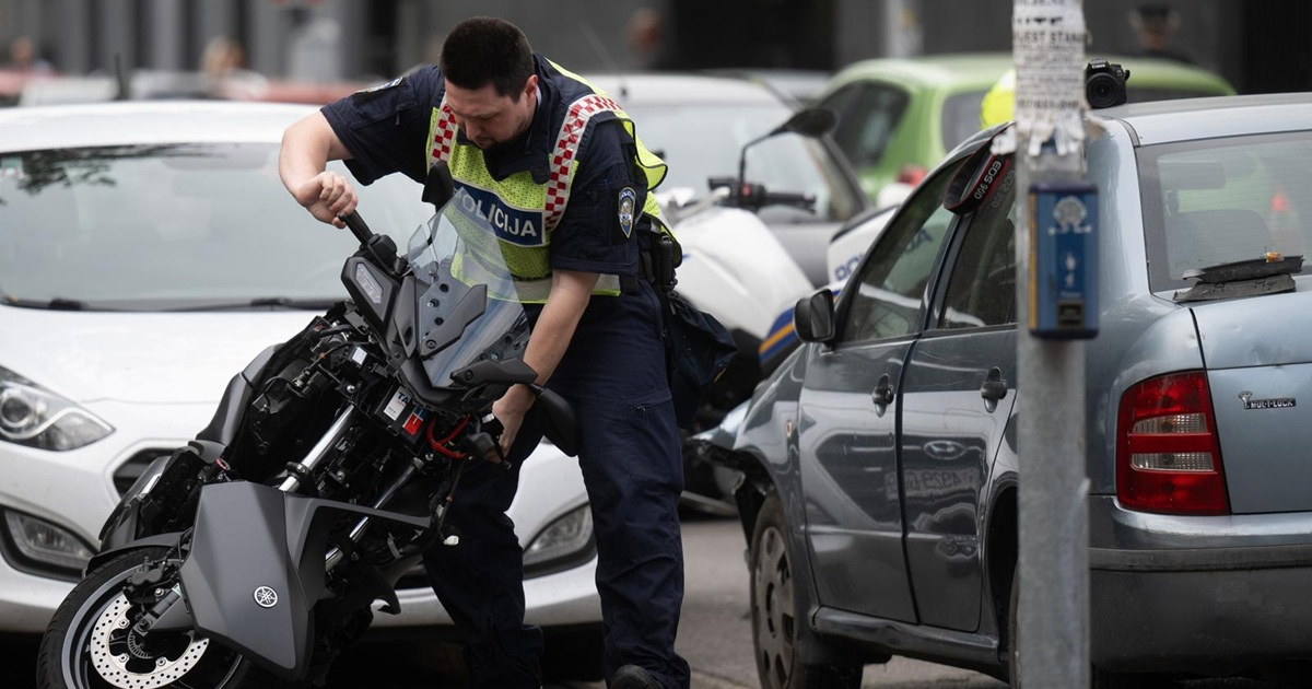 Vozačica izlazila s parkinga pa se sudarila s motociklistom. Završio je u bolnici