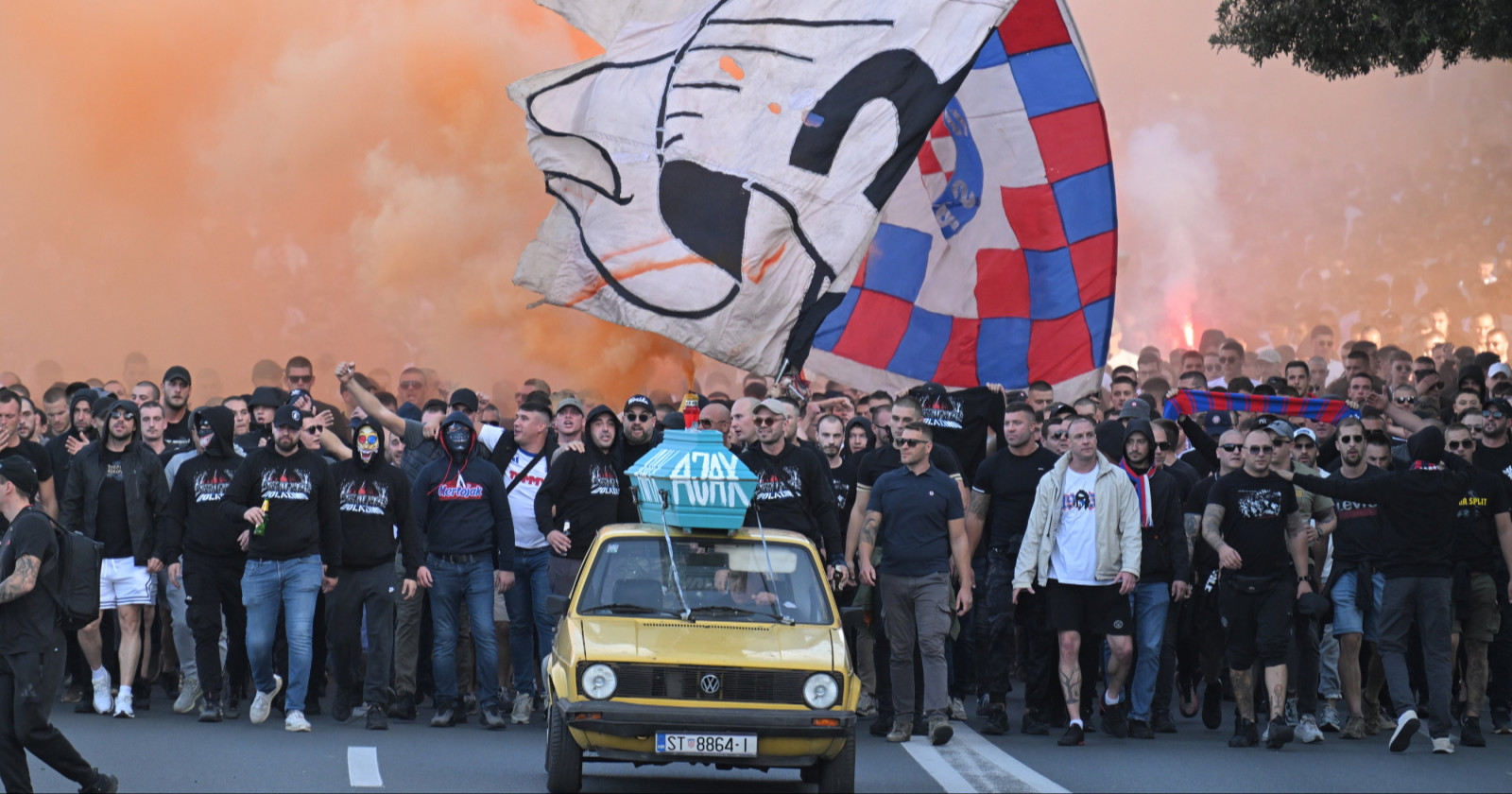 Split pod opsadom. Torcidaši idu prema stadionu, viču "Auschwitz" i "ustani Adolfe"