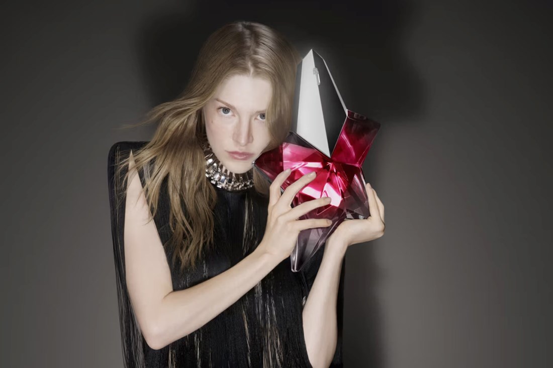 Hunter Schafer je lice najnovijeg Muglerovog Angel parfema