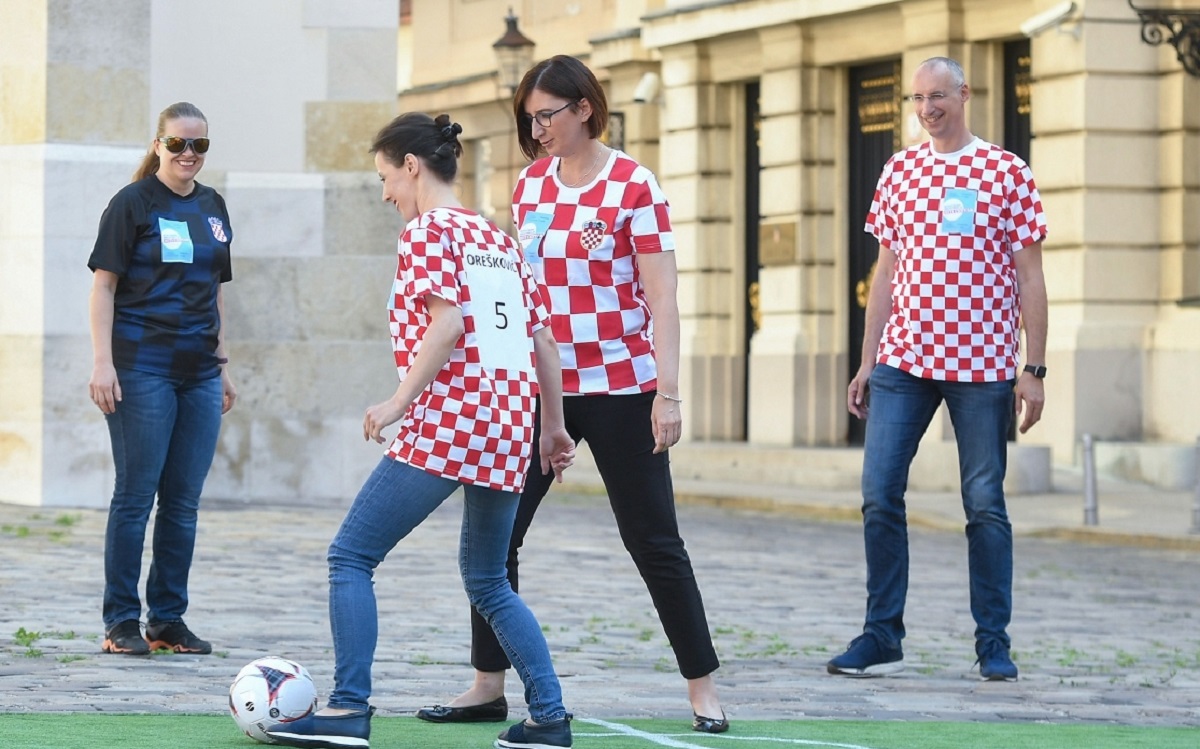 Dalija Orešković i bračni par Puljak navukli dresove ispred sabora