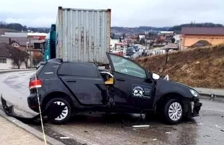 Težak sudar kamiona i auta u BiH, poginula maturantica za volanom autoškole