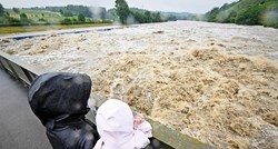 Stanje katastrofe u Njemačkoj. Ljude evakuiraju helikopterom, prijeti pucanje brane