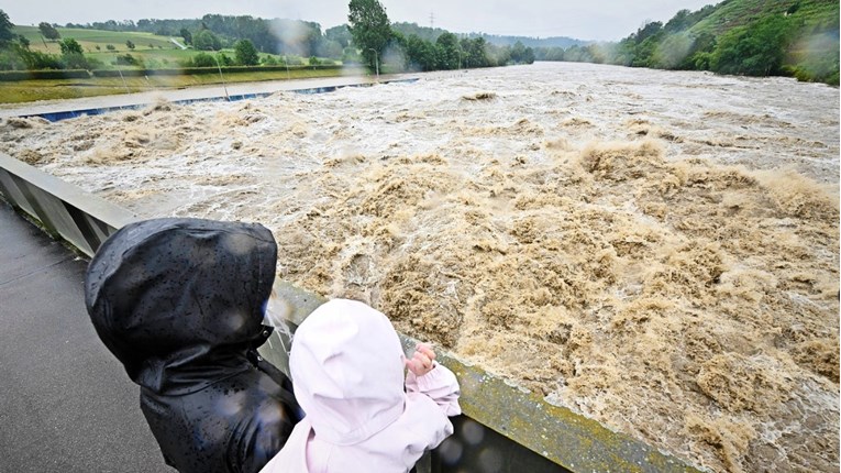 Stanje katastrofe u Njemačkoj. Ljude evakuiraju helikopterom, prijeti pucanje brane