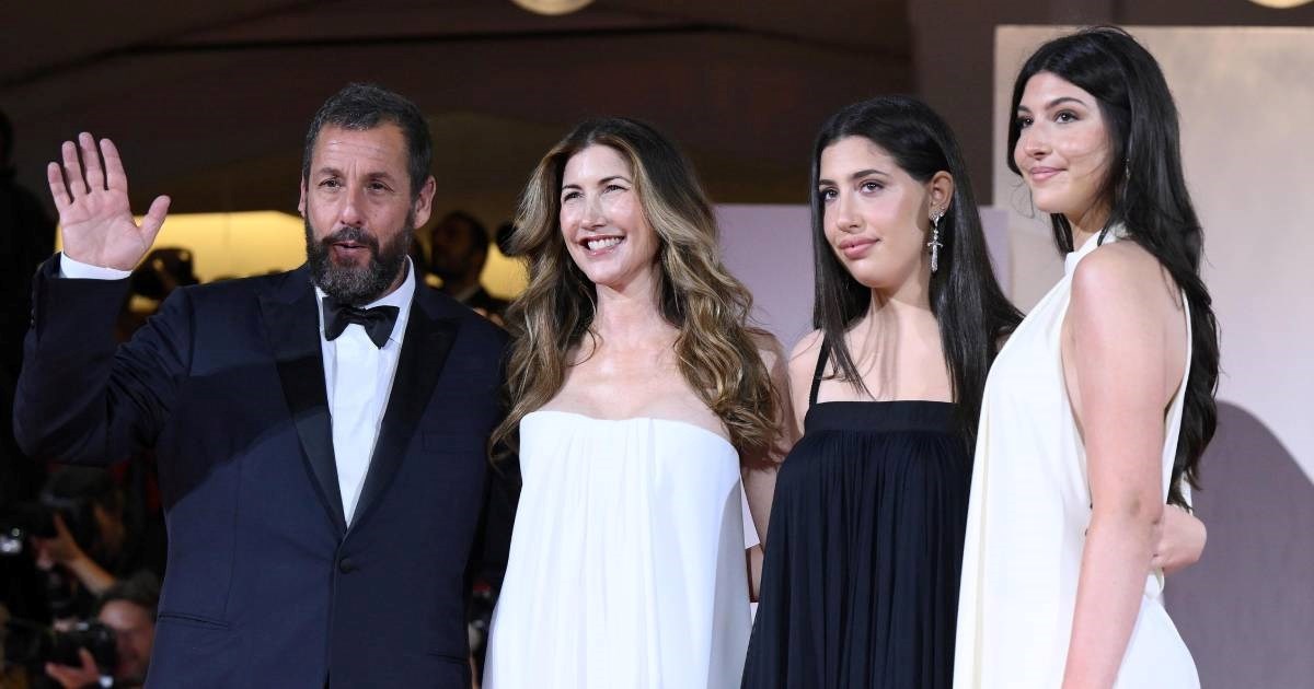 Adam Sandler u Veneciju stigao sa ženom i kćerima, mnoge je iznenadio modnim odabirom