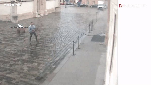 Pogledajte video napada na Markovom trgu. Napadač je želio ući u zgradu vlade