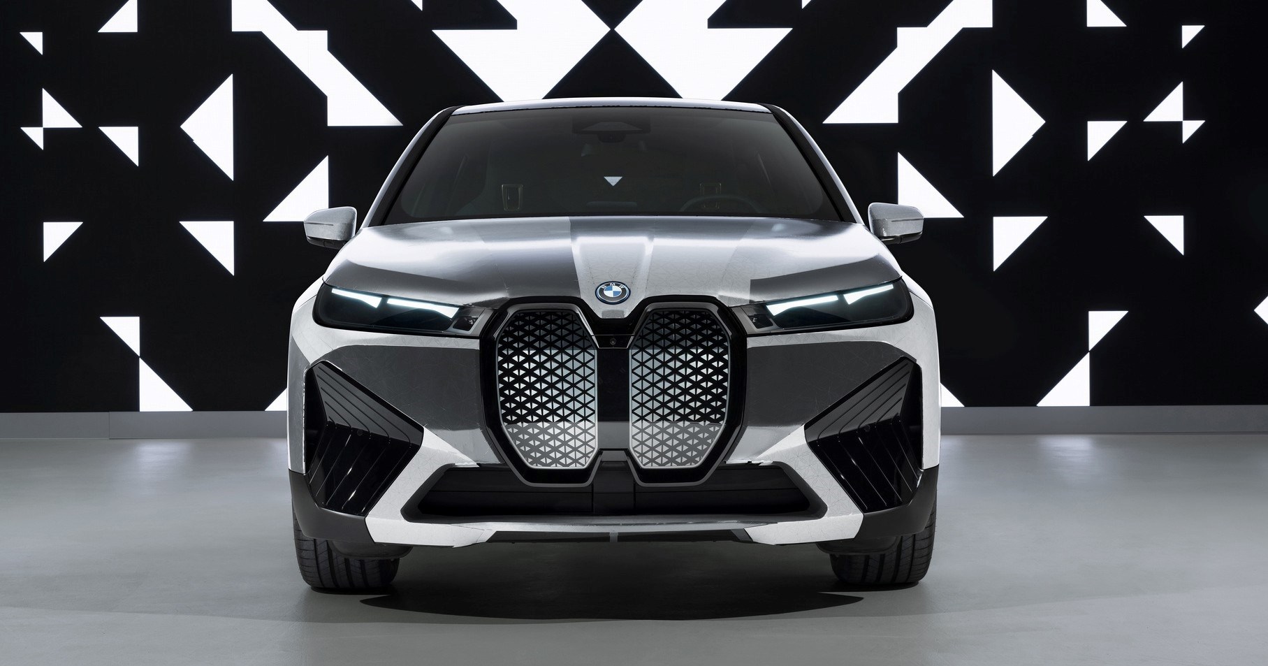 BMW predstavio auto koji mijenja boju pritiskom na tipku