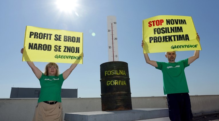 FOTO Aktivisti Greenpeacea na zgradi u Zagrebu: "Profit se broji, narod se znoji"