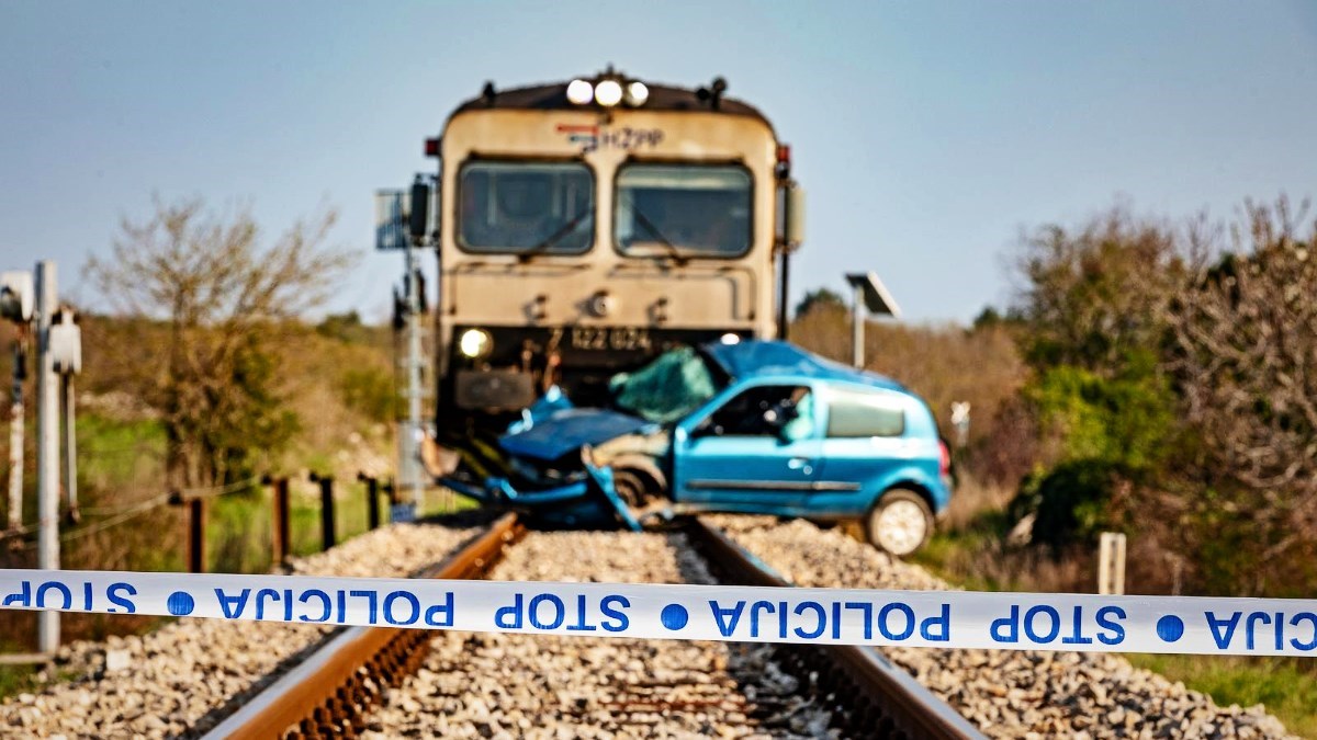 Vlak udario u auto kod Zlatar Bistrice, ozlijeđen vozač