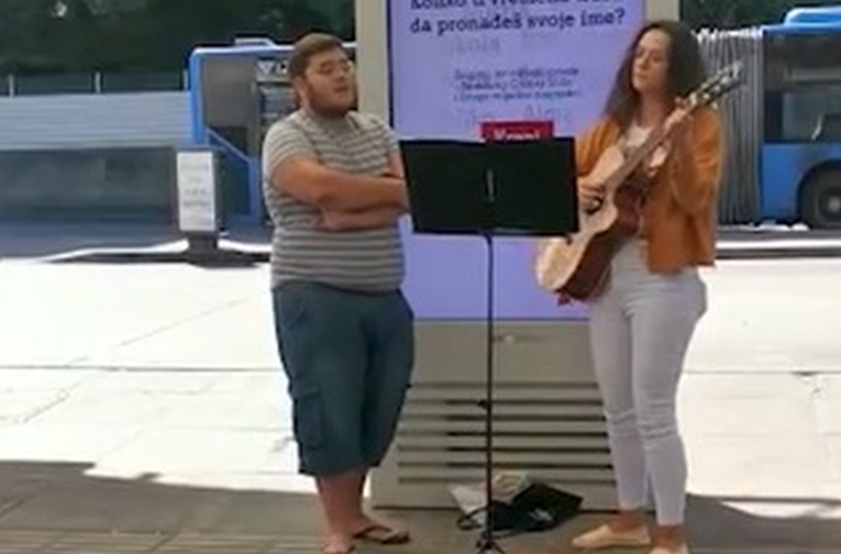 Zapjevao kod pothodnika u Zagrebu i postao hit na Fejsu: "Tjera suze na oči"
