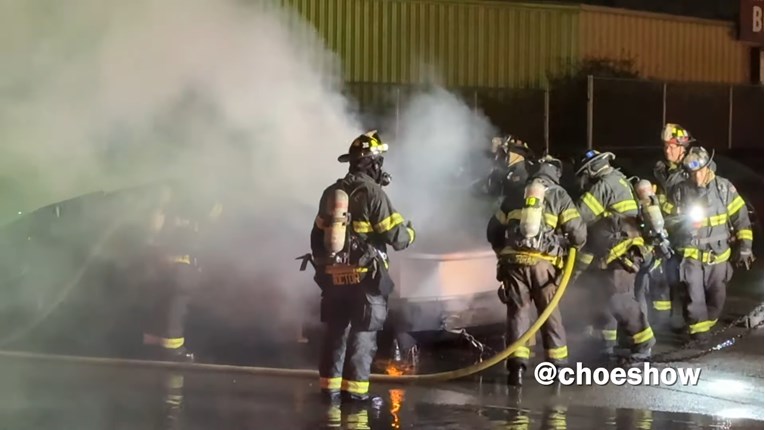 VIDEO Planula četiri Cybertrucka u Teslinom skladištu u SAD-u