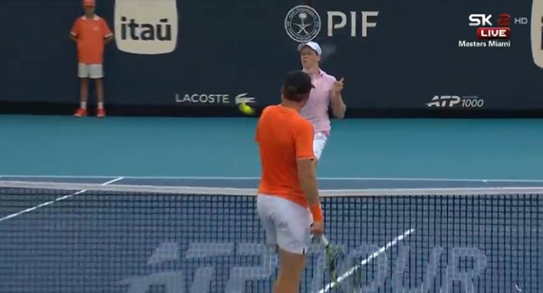 VIDEO Sinner svom snagom napucao suparnika. Ispričao se, ali izazvao je ogorčenje