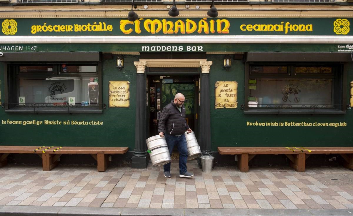 Sjeverna Irska uvela djelomičan lockdown, zatvorila restorane i škole