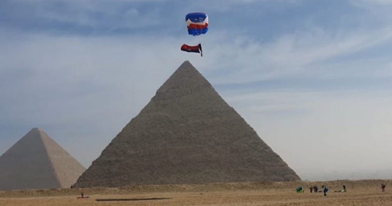 Skočio s padobranom iznad Keopsove piramide i razvio zastavu Hajduka
