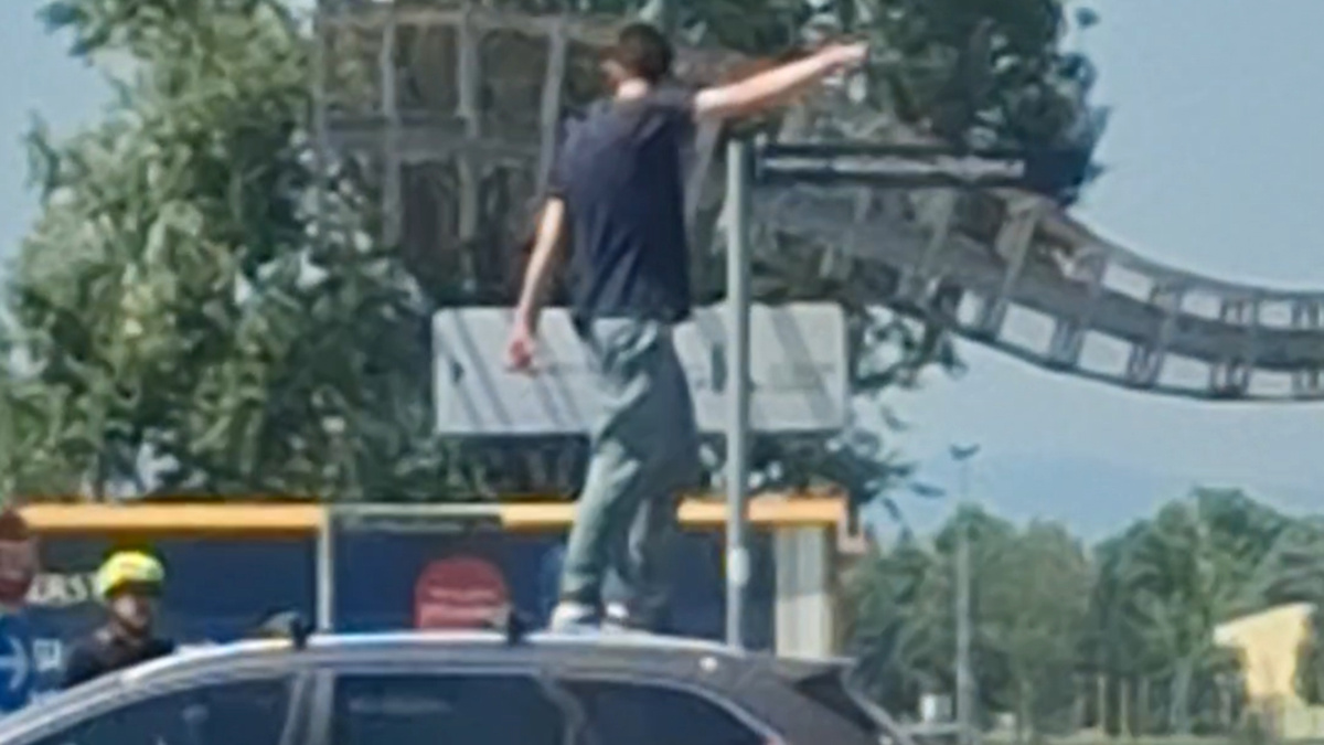 VIDEO Muškarac skače po autima na prometnom križanju u Zagrebu