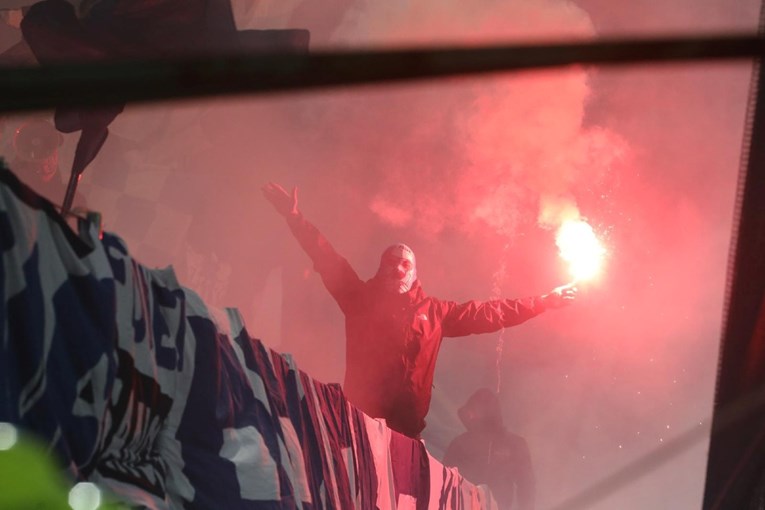 VIDEO Navijači Rijeke ispratili igrače Hajduka pjesmom "Bit će Hajduk kur*c šampion"