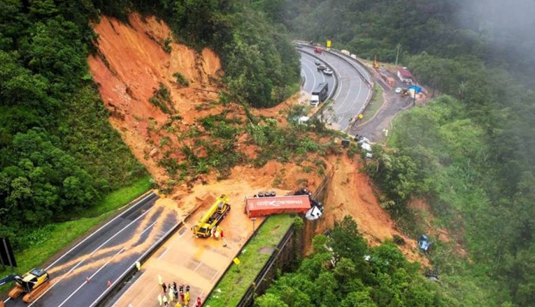 VIDEO Odron na autocesti u Brazilu: Najmanje dvoje mrtvih i deseci nestalih