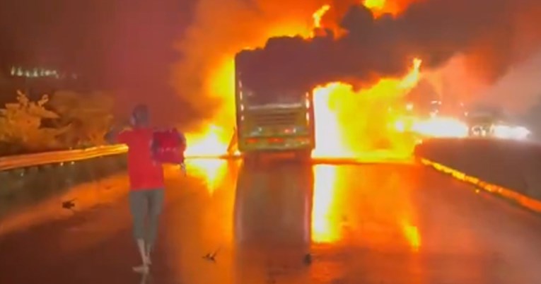 Autobus se zapalio nakon sudara s motociklom, deseci mrtvih u Indiji