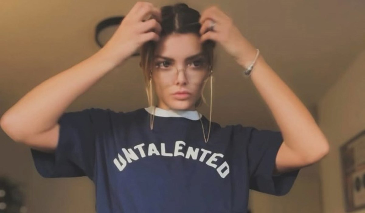 Majica kojom nas je nasmijala Ella Dvornik sad je na super popustu