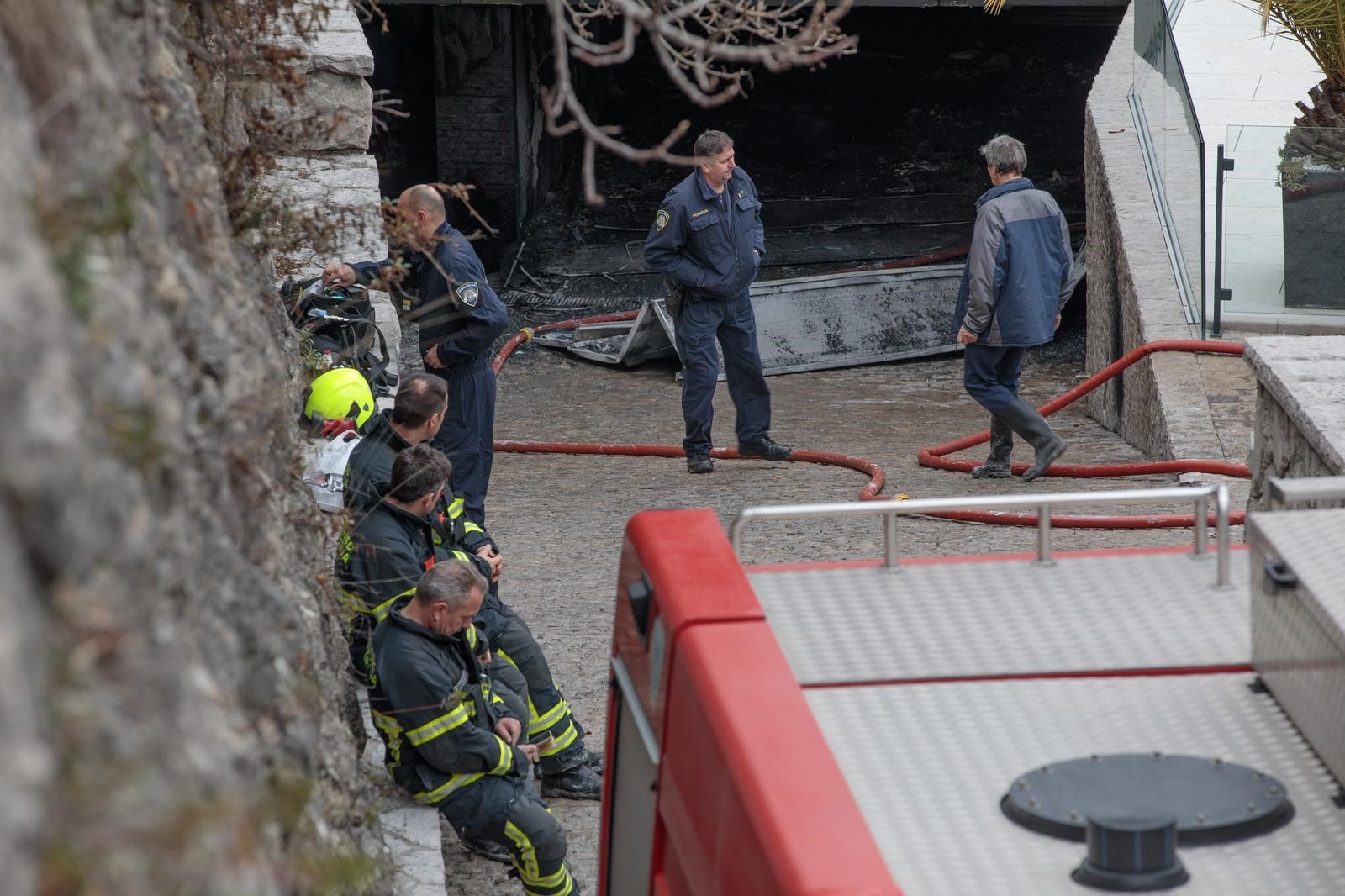 Dva tipa u Opatiji uzrokovala požar, zapalili šutu i palme. Onda sprejem išarali auto