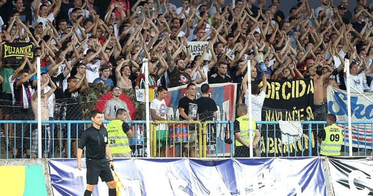 Navijač na zapadnu tribinu Kranjčevićeve ušao sa šalom Hajduka. Krenulo naguravanje