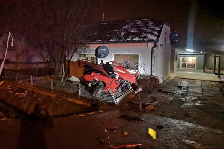 Teška nesreća u Bjelovaru: Mladi vozač se zabio u betonski most, na mjestu poginuo
