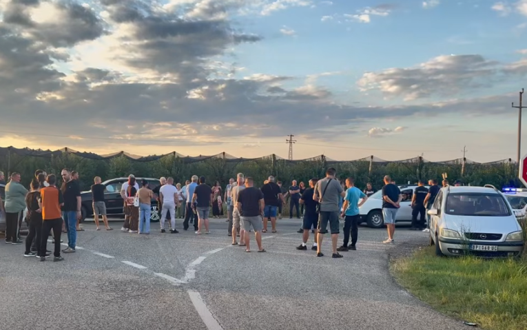 VIDEO Mještani sela u Vojvodini blokirali cestu zbog problema na hrvatskoj granici
