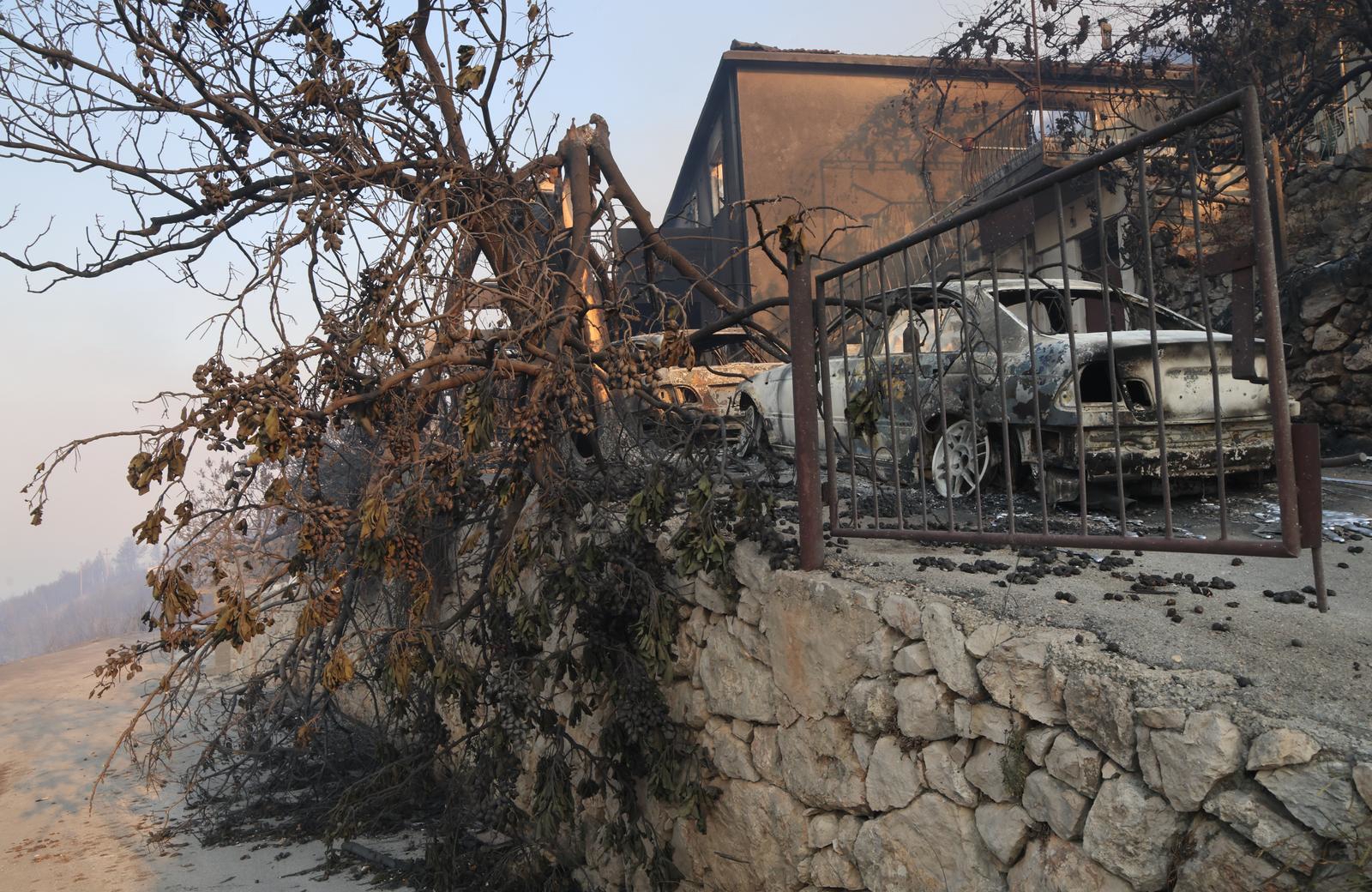 Razbuktava se kod Omiša, lete tri kanadera. Pronađeno tijelo, sedmero ljudi bori se za život