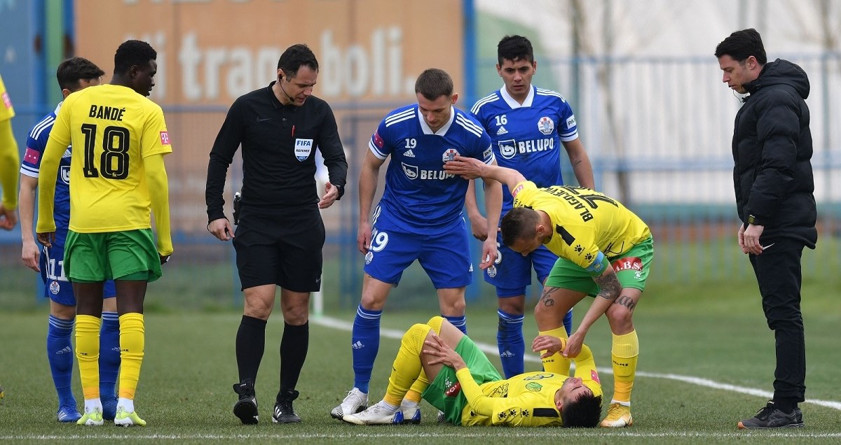 SLAVEN - ISTRA 1:1 Dva penala, VAR provjere i žuti kartoni u borbi za opstanak