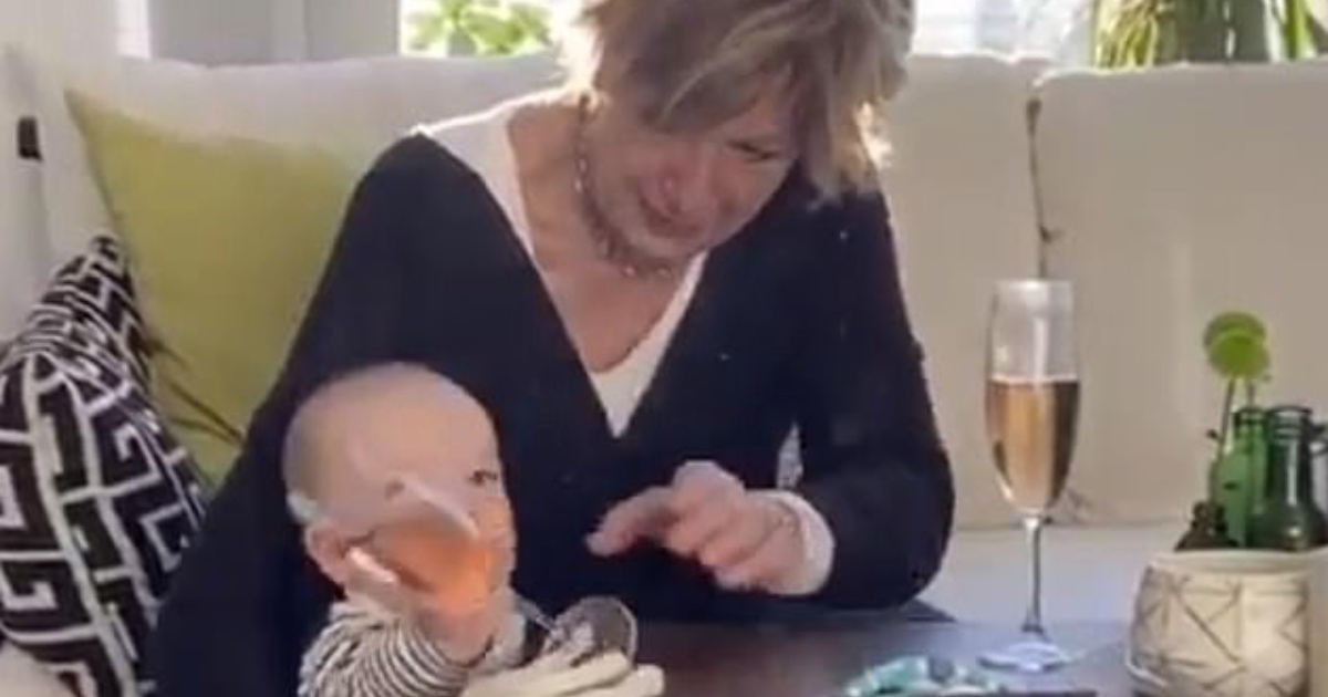 Baka godine! Pustila bebu da padne na pod da bi spasila čašu pića