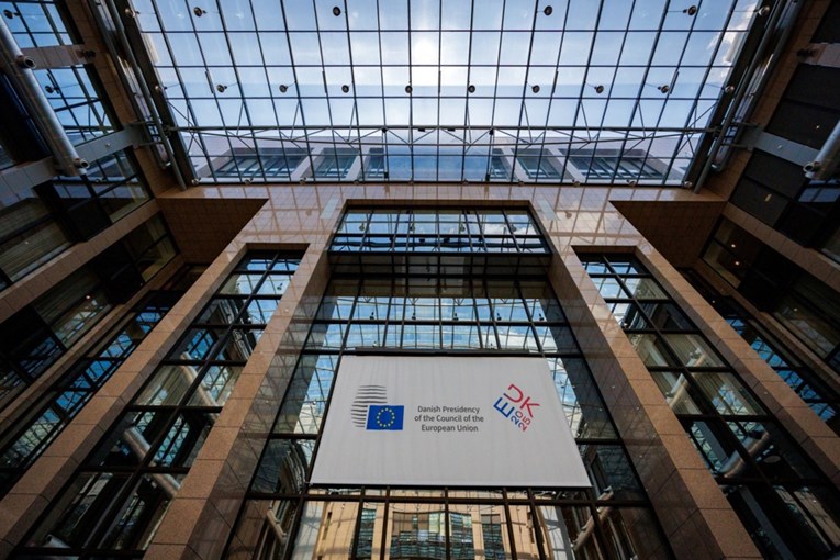 Devet članica EU protivi se zapošljavanju novih službenika. "Stegnite remen, kao i mi"