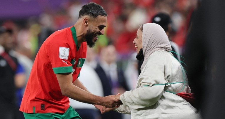 Hit snimka: Marokanski nogometaš nakon pobjede plesao s mamom na terenu
