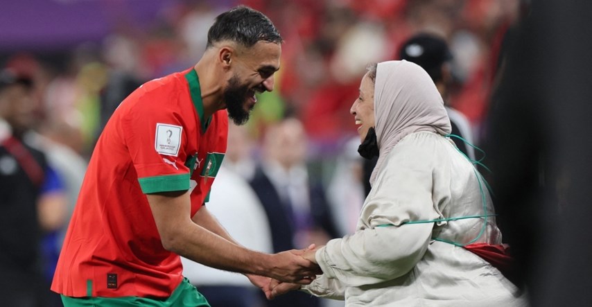 Hit snimka: Marokanski nogometaš nakon pobjede plesao s mamom na terenu